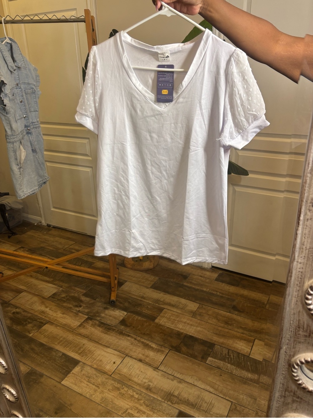 Women’s White V-Neck Short Sleeve Top